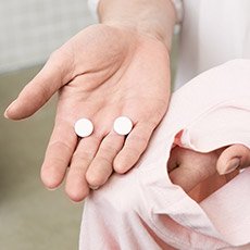 Zwei Tabletten auf Handfläche
